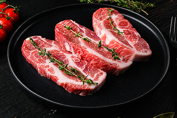 포토 JPG 해외이미지 접시 식재료 생고기 돼지고기 사람없음 하이앵글 백리향 목심 해외포토 식기 뷰포인트 육류 파일형식 이미지허브