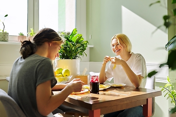 포토 JPG 해외이미지 주간 여자 남자 청소년 식탁 실내 웃음 들기 앉기 상반신 두명 옆모습 친구 식사 화목 마주앉기 십대만 해외포토 자연요소 뷰포인트 컨셉 관계 모션 탁자 표정 사람 내부 파일형식 이미지허브
