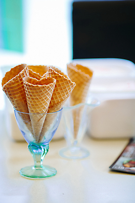 포토 JPG 해외이미지 전통 라이프스타일 음식 부분 휴식 아이스크림 디저트 거리 실내 사탕 사람없음 컬러풀 뷰티 과자 얼음 카페 프랑스 도시 달콤 맛 설탕 크림 부드러움 원뿔 와플 페스츄리 맛있는 해외포토 자연요소 도형 유럽 빵 컬러 컨셉 내부 생활 상점 감각 파일형식 이미지허브