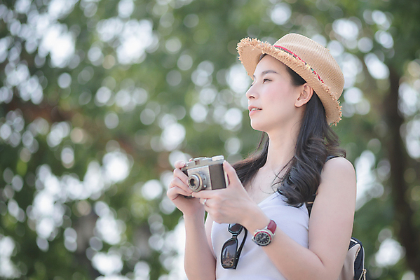 포토 JPG 해외이미지 백인 라이프스타일 여자 행복 유럽 아시아 여행 백그라운드 지도 배낭 휴가 휴식 거리 항해 한명 미소 사람 동양인 성인 야외 여름 유행 여행객 카메라 일본 중국 도시 주말 두바이 백패커 힙스터 해외포토 서양인 1 계절 패션 감정 나라 컨셉 배_교통 가방 표정 인종 생활 전자제품 아랍에미리트 파일형식 이미지허브