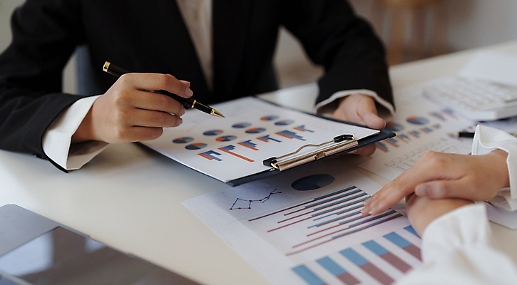 포토 JPG 해외이미지 손 남자 비즈니스 회의 실내 한명 들기 상반신 성인 앞모습 신체부위 만년필 비즈니스맨 문서 서류판 성인남자한명만 해외포토 1 뷰포인트 모션 사람 내부 펜 사무용품 직장인 남자한명만 성인남자만 파일형식 이미지허브