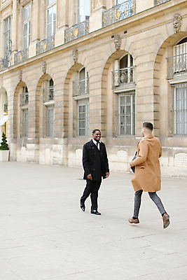 포토 JPG 해외이미지 모델 1 라이프스타일 옷 남자 행복 포즈 백그라운드 셔츠 비즈니스 성공 나비넥타이 거리 사람 정장 성인 야외 두명 건물 친구 달리기 유행 검은색 만남 코트 도시 비즈니스맨 클래식 우아함 스타일 해외포토 건축물 감정 컬러 컨셉 상의 관계 모션 넥타이 생활 외투 직장인 파일형식 이미지허브