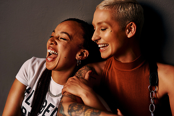 포토 JPG 해외이미지 라이프스타일 응시 여자 행복 회색배경 함께함 실내 웃음 앉기 상반신 20대 성인 두명 앞모습 친구 금발 팔짱 우정 성인여자만 해외포토 헤어스타일 시선 감정 뷰포인트 백그라운드 컨셉 관계 모션 표정 사람 청년 내부 생활 회색 여자만 성인만 파일형식 이미지허브