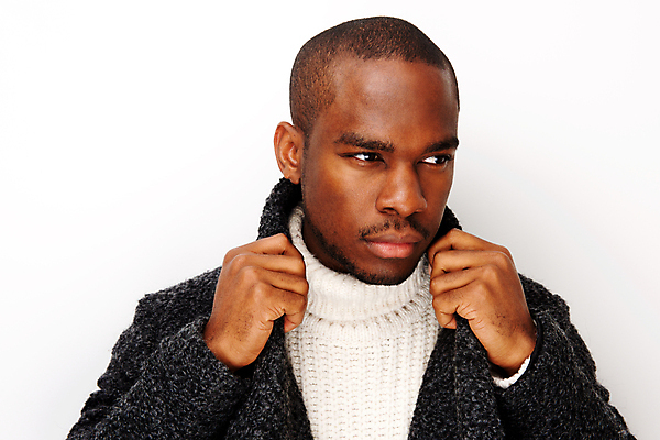 포토 JPG 해외이미지 모델 1 라이프스타일 손 응시 옷 남자 얼굴 벽 백그라운드 겨울 따뜻함 한명 사람 성인 유행 우주 검은색 코트 흰색 표현 잡기 떨어짐 시원함 스웨터 노려봄 고립 심각 스타일 해외포토 시선 계절 컬러 컨셉 상의 모션 표정 생활 신체부위 외투 파일형식 이미지허브