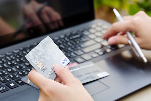 포토 JPG 해외이미지 손 들기 신체부위 노트북 펜 신용카드 해외포토 모션 사람 금융 전자제품 필기구 파일형식 이미지허브