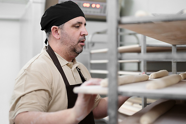 포토 JPG 해외이미지 백인 직업 남자 산업 음식 유니폼 비즈니스 재료 공장 노동자 선반 쟁반 실내 요리 한명 서기 사람 주방 요리사 빵집 장비 신선 업무 작업 오븐 제조 바게트 상품 굽기 종업원 직원 준비 반죽 방법 번 신발장 제빵사 해외포토 서양인 1 옷 빵 가구 공업 모션 내부 상점 가전제품 구이 파일형식 이미지허브