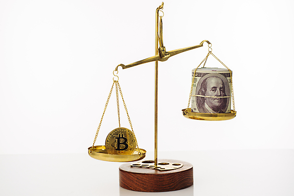 포토 JPG 해외이미지 사람없음 달러 동전 금색 천칭저울 가상화폐 해외포토 컬러 돈 저울 파일형식 이미지허브