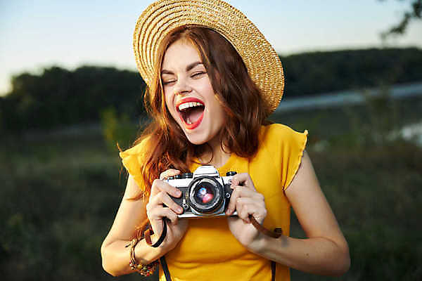 포토 JPG 해외이미지 주간 백인 라이프스타일 응시 여자 한명 웃음 들기 상반신 성인 취미 야외 앞모습 카메라 사진촬영 사진사 성인여자한명만 해외포토 자연요소 서양인 1 시선 뷰포인트 모션 표정 사람 생활 전자제품 촬영 작가 여자한명만 성인여자만 파일형식 이미지허브