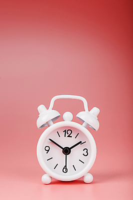 포토 JPG 해외이미지 시계 분홍색 백그라운드 학교 탁자 아침 사람없음 파란색 숫자 금속 수확 골동품 종 흰색 반지 시간 잠 업무 계산 클래식 야간 손목시계 오브젝트 복고 공포 아날로그 타이머 경보 고립 마감 분 옛날 조언 카운트다운 스타일 해외포토 주간 자연요소 문자 교육 컬러 가구 컨셉 농업 장신구 재질 작업 파일형식 이미지허브