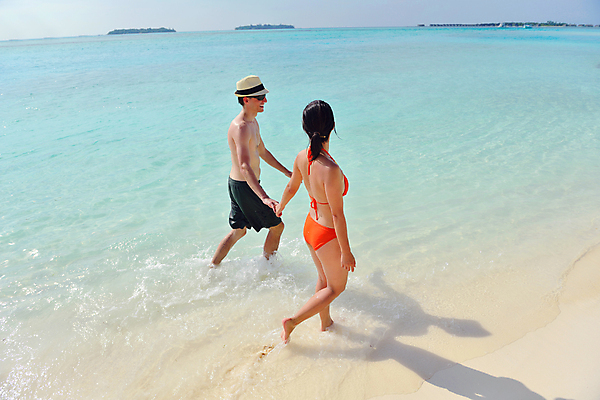 포토 JPG 해외이미지 주간 전신 라이프스타일 커플 여자 남자 수영복 데이트 휴식 사랑 성인 해변 야외 두명 옆모습 여름 걷기 손잡기 맑음 성인만 해외포토 자연요소 옷 계절 감정 바다 뷰포인트 컨셉 관계 모션 날씨 사람 생활 파일형식 이미지허브