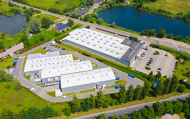 포토 JPG 해외이미지 유럽 산업 도로 비즈니스 공장 교통시설 자동차 독일 안테나 사람없음 화물 상품 컨테이너 창고 시설 상업 수납 짐차 무거움 트레일러 물류 폴란드 드론 분배 수입 조감도 해외포토 나라 길 육상교통 교통 통신 공업 운송업 무게 파일형식 이미지허브