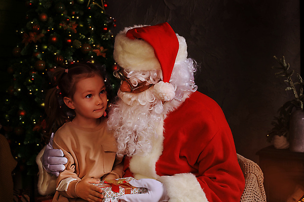 포토 JPG 해외이미지 여자 노년 남자 어린이 크리스마스 실내 크리스마스선물 상반신 두명 앞모습 옆모습 선물상자 산타클로스 전달 감싸기 해외포토 기념일 뷰포인트 모션 선물 사람 성인 내부 상자 파일형식 이미지허브