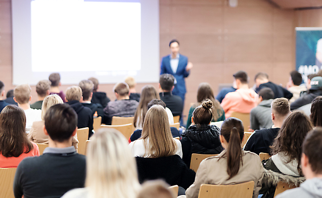 포토 JPG 해외이미지 여자 남자 실내 앉기 여러명 상반신 성인 앞모습 뒷모습 아웃포커스 듣기 군중 소프트포커스 강의 강당 세미나 성인만 해외포토 뷰포인트 다수 모션 촬영기법 사람 내부 파일형식 이미지허브
