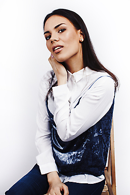 포토 JPG 해외이미지 백인 모델 학생 라이프스타일 여자 행복 감정 백그라운드 학교 갈색머리 한명 사람 성인 10대 친구 뷰티 유행 이탈리아 흰색 콜롬비아 내추럴 고립 진짜 힙스터 브라질사람 해외포토 서양인 1 헤어스타일 교육 패션 유럽 컬러 관계 청소년 생활 남아메리카 파일형식 이미지허브