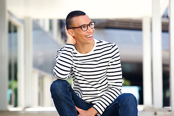 포토 JPG 해외이미지 모델 1 라이프스타일 손 응시 남자 행복 안경 얼굴 백그라운드 한명 미소 사람 앉기 성인 야외 옆모습 머리 유행 우주 표현 중앙 시원함 북쪽 동쪽 스타일 해외포토 시선 잡화 감정 뷰포인트 모션 표정 생활 신체부위 방향 파일형식 이미지허브