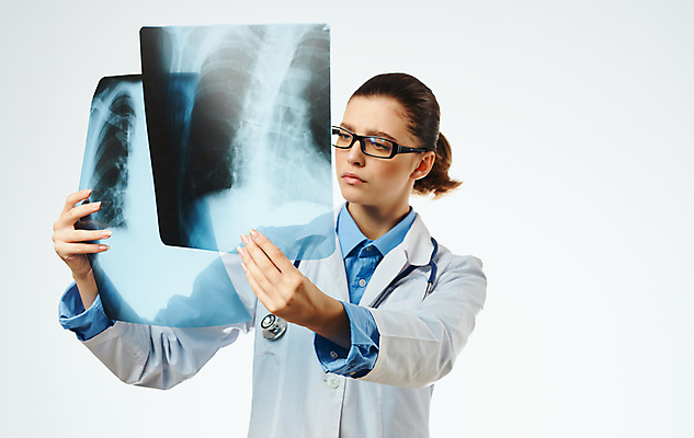 포토 JPG 해외이미지 응시 여자 의학 엑스레이 실내 한명 들기 상반신 성인 옆모습 의사 집중 확인 흰배경 성인여자한명만 안경낌 해외포토 1 시선 안경 뷰포인트 백그라운드 컨셉 모션 사람 내부 의료진 흰색 여자한명만 성인여자만 파일형식 이미지허브