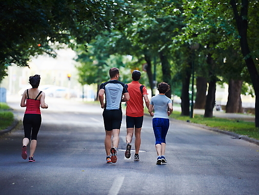 포토 JPG 해외이미지 주간 전신 나무 여자 노년 남자 도로 함께함 여러명 성인 야외 뒷모습 달리기 조깅 마라톤 달리기선수 해외포토 자연요소 식물 길 뷰포인트 다수 컨셉 교통시설 모션 사람 경기 운동 육상스포츠 육상선수 파일형식 이미지허브