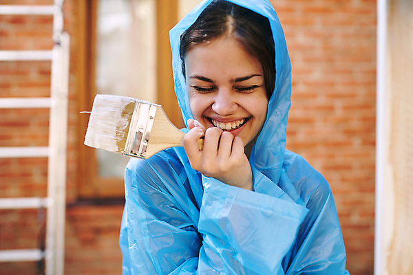 포토 JPG 해외이미지 여자 한명 들기 상반신 성인 앞모습 눈감음 페인트붓 목공예 목재가구 셀프 성인여자한명만 셀프인테리어 해외포토 1 뷰포인트 가구 모션 사람 인테리어 붓 공예 여자한명만 성인여자만 파일형식 이미지허브