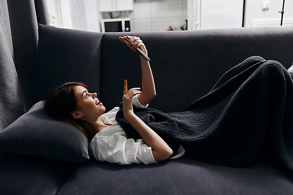 포토 JPG 해외이미지 백인 여자 여유 휴식 실내 한명 들기 상반신 성인 옆모습 소파 가리킴 확인 성인여자한명만 집콕 해외포토 서양인 1 감정 뷰포인트 컨셉 의자 모션 사람 손짓 내부 신조어 여자한명만 성인여자만 파일형식 앳홈라이프 이미지허브