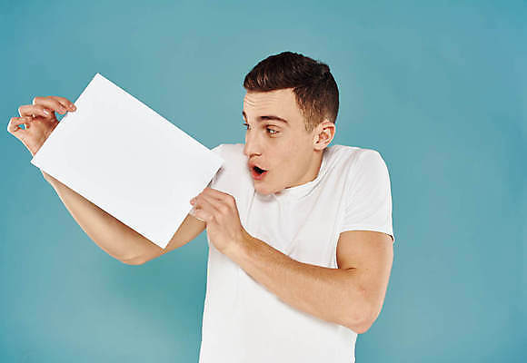 포토 JPG 해외이미지 서양인 응시 남자 종이 프레임 한명 미소 들기 상반신 성인 앞모습 사각형 집중 보여주기 주목 성인남자한명만 해외포토 도형 외국인 1 시선 뷰포인트 컨셉 모션 표정 사람 남자한명만 성인남자만 파일형식 이미지허브