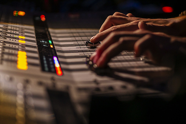 포토 JPG 해외이미지 직업 산업 음악 손잡이 사람없음 가로 컴퓨터 컬러풀 디지털 소리 콘서트 듣기 장비 무대 기구 판넬 볼륨 혼합 믹서 DJ 책상 라디오 전자 오디오 방송 스위치 스테레오 동영상 조절 위로 뮤지컬 베이스 섞기 제어 해외포토 컬러 가구 모션 현악기 문화예술 전자제품 공연 파일형식 이미지허브