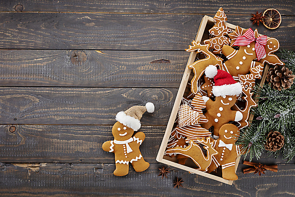 포토 JPG 해외이미지 크리스마스 크리스마스용품 실내 사람없음 하이앵글 쿠키 가득함 담기 솔방울 진저맨 진저쿠키 나무배경 해외포토 기념일 뷰포인트 백그라운드 모션 디저트 내부 용품 파일형식 이미지허브