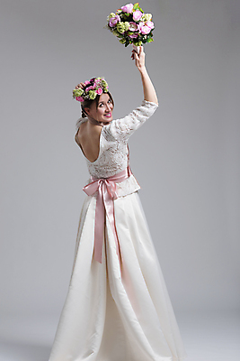 포토 JPG 해외이미지 모델 드레스 여자 행복 부케 웨딩드레스 포즈 결혼 한명 들기 성인 뒷모습 화관 뒤돌아보기 화려 우아함 성인여자한명만 해외포토 1 옷 꽃 감정 뷰포인트 꽃다발 컨셉 모션 사람 이벤트 여자한명만 성인여자만 파일형식 이미지허브