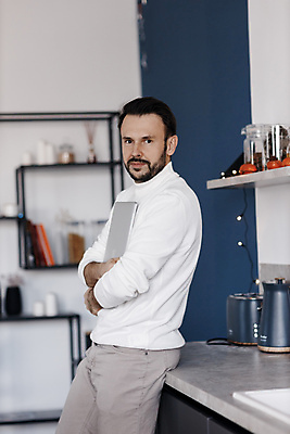 포토 JPG 해외이미지 직업 라이프스타일 남자 비즈니스 휴식 주택 아이디어 실내 한명 미소 사람 앉기 성인 가로 노트북 컴퓨터 사무실 업무 비즈니스맨 자신감 디자이너 사진사 책상 남자한명만 성인만 카피스페이스 해외포토 1 감정 가구 컨셉 모션 표정 내부 건물 생활 전자제품 공백 작업 직장인 작가 남자만 파일형식 이미지허브