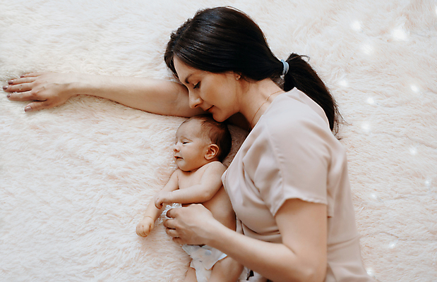 포토 JPG 해외이미지 여자 엄마 휴식 실내 상반신 성인 두명 옆모습 하이앵글 눕기 육아 자녀 아기 잠 팔베개 돌봄 해외포토 뷰포인트 컨셉 가족 모션 사람 내부 파일형식 이미지허브