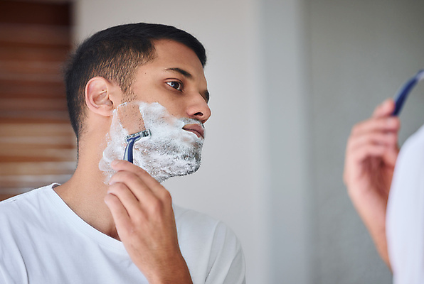 포토 JPG 해외이미지 서양인 남자 한명 들기 상반신 성인 옆모습 뷰티 면도 면도기 면도크림 성인남자한명만 해외포토 외국인 1 뷰포인트 모션 사람 위생용품 남자한명만 성인남자만 파일형식 이미지허브