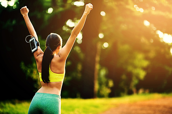 포토 JPG 해외이미지 주간 공원 여자 자연 건강 한명 상반신 20대 성인 야외 뒷모습 운동 햇빛 손들기 만세 숲 성인여자한명만 해외포토 자연요소 1 공공시설 뷰포인트 모션 사람 청년 태양 생태계 여자한명만 성인여자만 파일형식 이미지허브