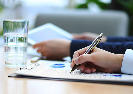 포토 JPG 해외이미지 손 비즈니스 실내 들기 아웃포커스 신체부위 태블릿 펜 기록 물컵 문서 서류판 세미나 해외포토 모션 촬영기법 사람 내부 컵 전자제품 스마트기기 필기구 사무용품 파일형식 이미지허브