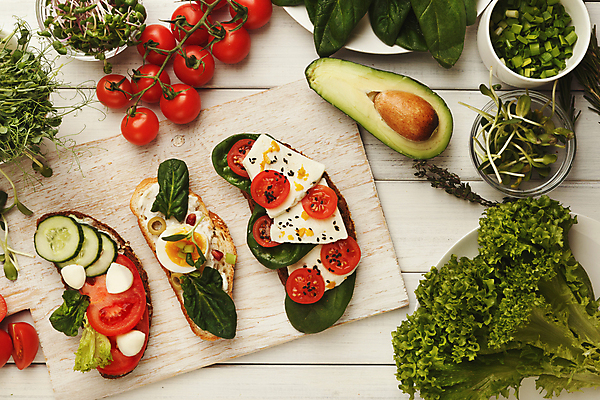 포토 JPG 해외이미지 방울토마토 서양음식 실내 사람없음 하이앵글 애피타이저 상추 아보카도 나무도마 브루스케타 나무배경 해외포토 음식 뷰포인트 백그라운드 토마토 채소 과일 도마 내부 목재 파일형식 이미지허브