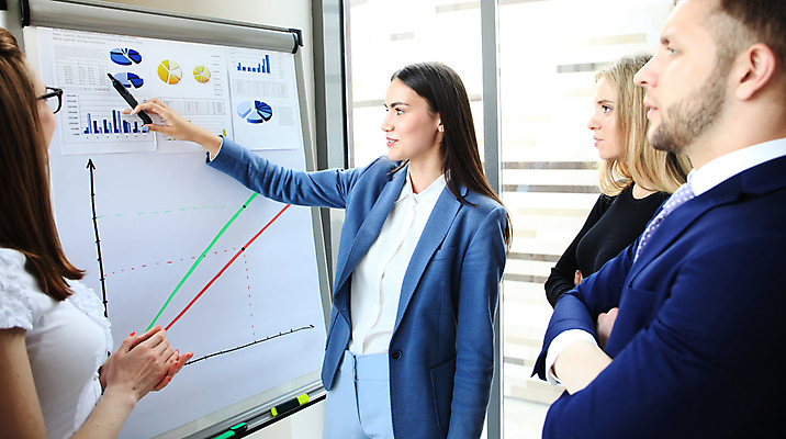 포토 JPG 해외이미지 응시 여자 남자 비즈니스 회의 그래프 여러명 성인 옆모습 사무실 가리킴 비즈니스맨 비즈니스우먼 발표 화이트보드 성인만 해외포토 시선 뷰포인트 다수 사람 손짓 직장인 파일형식 이미지허브