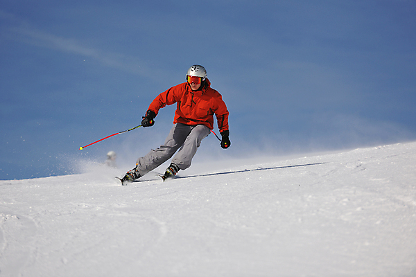 포토 JPG 해외이미지 주간 전신 남자 겨울 스키 겨울스포츠 한명 성인 야외 앞모습 스키복 성인남자한명만 스키타기 내려오기 해외포토 자연요소 1 옷 계절 스포츠 뷰포인트 모션 사람 남자한명만 성인남자만 파일형식 이미지허브