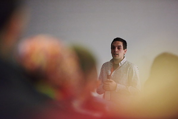 포토 JPG 해외이미지 남자 실내 말하기 한명 들기 상반신 성인 앞모습 소프트포커스 강의 강당 세미나 성인남자한명만 해외포토 1 뷰포인트 모션 촬영기법 사람 내부 남자한명만 성인남자만 파일형식 이미지허브