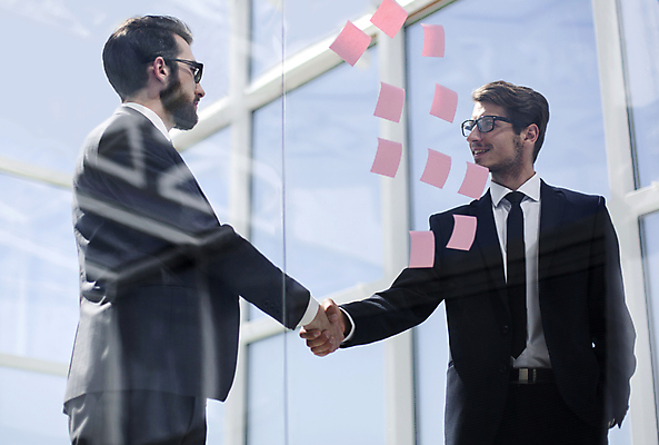 포토 JPG 해외이미지 남자 비즈니스 협력 악수 실내 협상 정장 상반신 성인 두명 앞모습 옆모습 마주보기 비즈니스맨 주머니손 성인남자만 안경낌 해외포토 옷 안경 뷰포인트 모션 사람 손짓 내부 직장인 남자만 성인만 파일형식 이미지허브