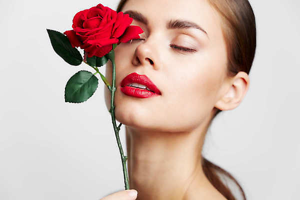 포토 JPG 해외이미지 백인 여자 포즈 한명 들기 상반신 성인 앞모습 화장 뷰티 장미 눈감음 성인여자한명만 해외포토 서양인 1 꽃 뷰포인트 모션 사람 여자한명만 성인여자만 파일형식 이미지허브