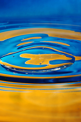 포토 JPG 해외이미지 모양 유럽 문화 물결 백그라운드 컨셉 패턴 추상 사람없음 장식 세로 물 파란색 컬러풀 노란색 평화 페인트 물감 활발 젖음 흐름 자유 소용돌이 회오리 축하 깃발 액체 수면 떨어짐 국기 민주주의 충돌 심볼 사인 질감 전쟁 심플 애국심 반항 휘장 연대 우크라이나 정부 정치 정치가 통일 카피스페이스 해외포토 자연요소 직업 나라 컬러 무늬 모션 공백 미술도구 파일형식 이미지허브