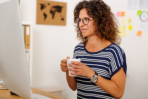 포토 JPG 해외이미지 백인 직업 디자인 여자 행복 커피 비즈니스 사업가 성공 직장 실내 한명 미소 사람 앉기 성인 컴퓨터 사무실 마시기 업무 작업 비즈니스우먼 자신감 중앙 건축가 디자이너 책상 긍정 비서 일시정지 경영 단절 프리랜서 해외포토 서양인 1 감정 음료 가구 컨셉 회사 모션 표정 내부 전자제품 직장인 파일형식 이미지허브