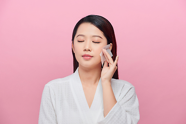 포토 JPG 해외이미지 여자 실내 한명 들기 동양인 상반신 성인 앞모습 뷰티 눈감음 가운 닦기 기름종이 성인여자한명만 분홍색배경 해외포토 1 옷 종이 뷰포인트 분홍색 백그라운드 모션 사람 인종 내부 여자한명만 성인여자만 파일형식 이미지허브