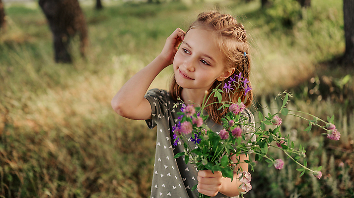 포토 JPG 해외이미지 주간 서양인 응시 여자 어린이 꽃다발 한명 들기 상반신 야외 앞모습 아웃포커스 소녀한명만 해외포토 자연요소 외국인 1 시선 꽃 뷰포인트 모션 촬영기법 사람 여자한명만 소녀만 파일형식 이미지허브