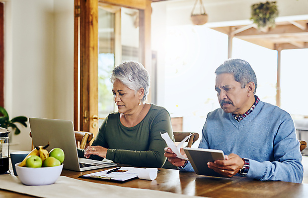 포토 JPG 해외이미지 라이프스타일 커플 응시 여자 노년 남자 함께함 실내 앉기 상반신 두명 옆모습 노트북 노부부 노인만 해외포토 부부 시선 뷰포인트 컨셉 관계 모션 사람 성인 내부 생활 전자제품 성인만 파일형식 이미지허브