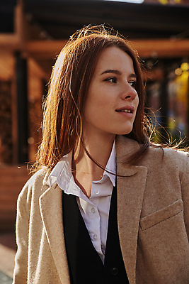 포토 JPG 해외이미지 백인 라이프스타일 긴머리 옷 계절 여자 행복 휴식 거리 한명 사람 성인 야외 태양 뷰티 유행 맑음 봄 기쁨 코트 도시 빨간머리 스타일 해외포토 자연요소 서양인 1 헤어스타일 감정 컨셉 날씨 생활 외투 파일형식 이미지허브