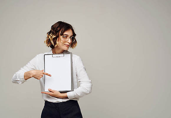 포토 JPG 해외이미지 서양인 여자 종이 프레임 한명 미소 들기 상반신 성인 앞모습 사각형 가리킴 집중 보여주기 서류판 주목 성인여자한명만 해외포토 도형 외국인 1 뷰포인트 컨셉 모션 표정 사람 손짓 사무용품 여자한명만 성인여자만 파일형식 이미지허브