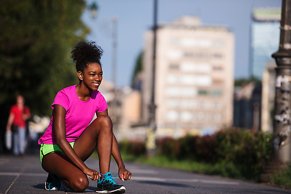 포토 JPG 해외이미지 전신 라이프스타일 여자 흑인 한명 성인 야외 달리기 조깅 맑음 활발 잡기 마라톤 달리기선수 운동화끈 성인여자한명만 해외포토 서양인 1 컨셉 모션 날씨 사람 경기 생활 운동 끈 육상스포츠 육상선수 여자한명만 성인여자만 파일형식 이미지허브
