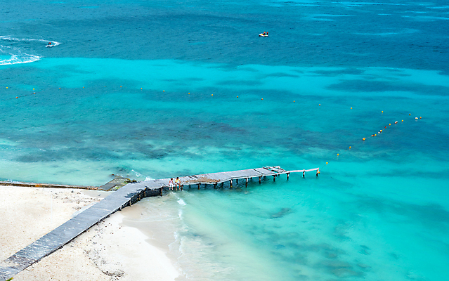 포토 JPG 해외이미지 주간 여자 남자 바다 앉기 풍경 성인 야외 두명 여름 나무다리 성인만 해외포토 자연요소 계절 모션 사람 다리_건축물 파일형식 이미지허브
