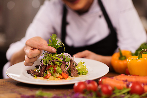 포토 JPG 해외이미지 남자 실내 스테이크 요리 한명 상반신 성인 앞모습 주방 요리사 잡기 성인남자한명만 플레이팅 해외포토 직업 1 뷰포인트 모션 서양음식 사람 내부 상차림 남자한명만 성인남자만 파일형식 이미지허브