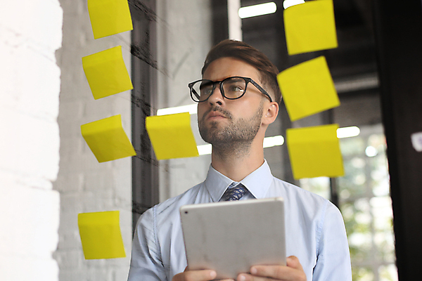 포토 JPG 해외이미지 서양인 응시 남자 회사 한명 들기 정장 상반신 성인 앞모습 태블릿 메모지 업무 비즈니스맨 성인남자한명만 해외포토 외국인 1 시선 옷 뷰포인트 비즈니스 모션 사람 전자제품 스마트기기 사무용품 작업 직장인 남자한명만 성인남자만 파일형식 이미지허브