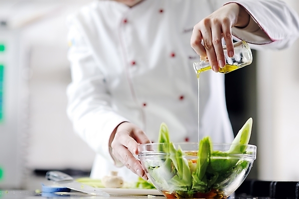 포토 JPG 해외이미지 여자 식재료 실내 요리 한명 들기 상반신 성인 앞모습 주방 요리사 오일 뿌리기 성인여자한명만 해외포토 직업 1 음식 뷰포인트 모션 사람 내부 화장품 여자한명만 성인여자만 파일형식 이미지허브